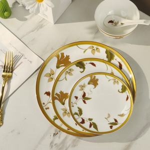 Ensemble de 5 assiettes et cuillères en porcelaine osseuse à motif floral doré nordique - Product Image 5