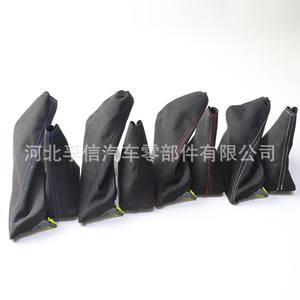 Housse de protection en suède pour levier de vitesse et frein à main de voiture FX-802 Noir avec surpiqûres rouges, bleues et blanches – Accessoire intérieur - Product Image 1