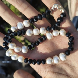 สร้อยคอประดับลูกปัดหินธรรมชาติเรียบ 8 มม. รุ่น Spinal & Pearl ชุบเงินบนทองเหลือง ของขวัญสุดคลาสสิกสำหรับผู้หญิง ผู้ชาย และเด็ก - Product Image 3