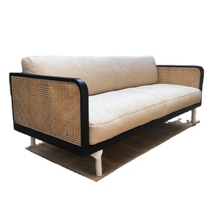 Conjunto de Sofá de Rattan de Três Lugares Edição Vermelha com Estrutura de Madeira Sólida para Uso em Armazéns e Academias - Product Image 1