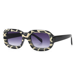 Gafas <span class=keywords><strong>de</strong></span> <span class=keywords><strong>Sol</strong></span> <span class=keywords><strong>de</strong></span> <span class=keywords><strong>mujer</strong></span> cuadradas con patrón <span class=keywords><strong>de</strong></span> cebra Retro <span class=keywords><strong>de</strong></span> moda con <span class=keywords><strong>lentes</strong></span> degradadas Marco <span class=keywords><strong>de</strong></span> PC blanco Moderno y elegante <span class=keywords><strong>para</strong></span> hombres y mujeres - Product Image 1