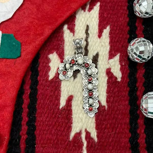 COLLECTION DE NOËL PENDENT EN ARGENT STERLING FAIT MAIN OPALE ROUGE AVEC BUFFLE BLANC - Product Image 1