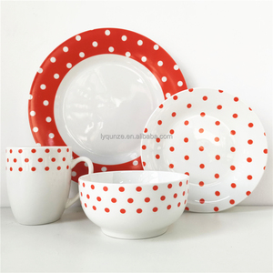 Service de table en céramique et porcelaine à pois de style français - Product Image 4