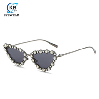 Nouvelles lunettes de soleil œil-de-chat pour femme, haut de gamme, ornées de diamants, monture métallique triangulaire, verres faits main, logo lettres anglaises, transfrontalier