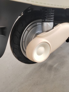 Moto économique et élégante pour les trajets quotidiens Max. Vitesse de 45 km/h pour des déplacements efficaces. Moteur puissant 800W pour un fonctionnement fluide - Product Image 3