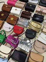 Lot de sacs fourre-tout en cuir neufs pour femmes, de marques variées, provenant de Corée (sacs d'occasion japonais) - Vente en gros