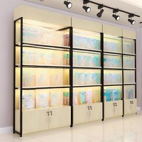 Vitrine de présentation sécurisée et vitrine avec porte en verre pour protéger les récompenses et les réalisations dans les bureaux.