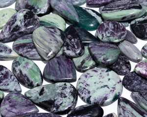 Pierre précieuse naturelle Kammererite cabochon, mélange blanc et noir, formes variées, pierre en vrac pour la fabrication de bijoux, haute qualité, certifiée par une tierce partie - Product Image 3