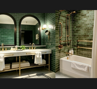 Lavabo console en marbre vert avec design cannelé, pieds en laiton, finition bronze, étagère inférieure, porte-serviettes de vanité en marbre