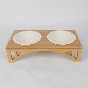 Estación de alimentación para mascotas All Bamboo, diseño elevado con doble tazón para perros y gatos, soporte para platos de comida y agua. - Product Image 4