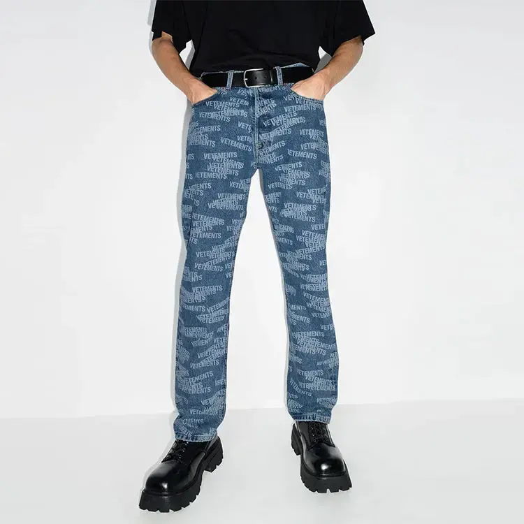 Jeans masculinos personalizados com estampa de logotipo estampado em toda a moda, jeans de perna reta de grife
