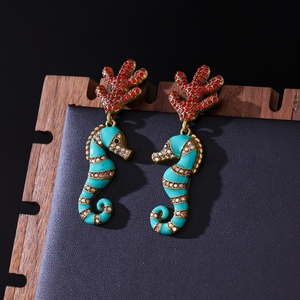 Pendientes Retro de Caballito de Mar con Incrustaciones de Coral, un Accesorio de <span class=keywords><strong>Moda</strong></span> con Sentido del Diseño, Pendientes Vintage - Product Image 3