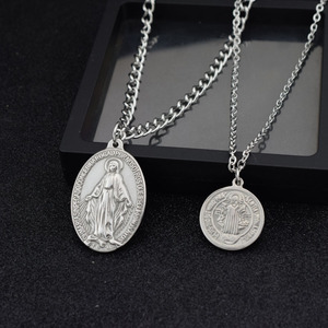 Collar con Colgante Ovalado <span class=keywords><strong>de</strong></span> Acero Inoxidable Oxidado con Medallón <span class=keywords><strong>de</strong></span> Jesucristo y Santa María Conquestra Sin Pecado para <span class=keywords><strong>Hombre</strong></span> - Product Image 2