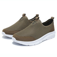 Vente en gros de chaussures de sport de mode pour hommes de grande taille semelle EVA légère à tige en maille respirante pour chaussures de marche de printemps et d'été