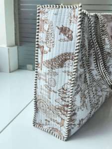 Sac fourre-tout matelassé en coton imprimé toile rouge fait main, motif animalier vintage, grand sac de shopping en textile à porter à l'épaule - Product Image 4