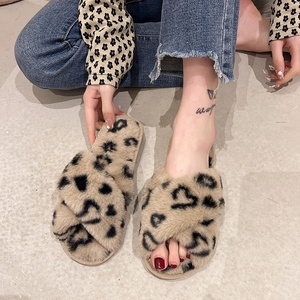 Nouveauté Pantoufles de maison personnalisées en fausse <span class=keywords><strong>fourrure</strong></span> à la mode pour femmes Pantoufles d'intérieur en <span class=keywords><strong>fourrure</strong></span> léopard croisé pour femmes - Product Image 3