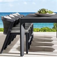 Ensemble de salle à manger de jardin haut de gamme, table en aluminium noir à lattes, chaises de salle à manger avec dossier en corde tressée, mobilier d'extérieur
