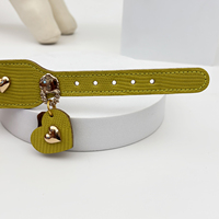 Collier pour chien en cuir de vachette large, texture lézard, avec clous en forme de cœur dorés romantiques et breloque assortie, de la collection Designer Boutique