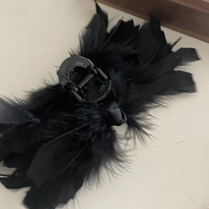 Pince à cheveux élégante en plumes d'autruche, grande pince à cheveux en forme de griffe de requin pour femmes, accessoire de mode avec décoration en plumes - Product Image 5