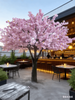 Arbre artificiel de cerisier en fleurs réaliste sur mesure de 4*4m pour les designers d'intérieur, les hôtels, les restaurants, les centres commerciaux, la décoration commerciale