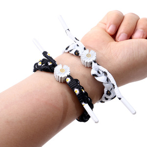 สร้อยข้อมือเดซี่ ลายดอกไม้พลาสติกทอ สำหรับทุกเพศ ใช้เป็นเครื่องประดับ - Product Image 1