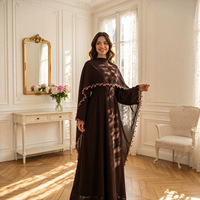 Ensemble Abaya Nida Douce Broderie Florale et Hijab Assorti pour Femme Musulmane – Robe Islamique Modeste Rose avec Dentelle et Patchwork – Vente en Gros