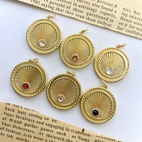 Collier classique en laiton plaqué or 18 carats avec pendentif en forme de coquille et motif soleil vintage