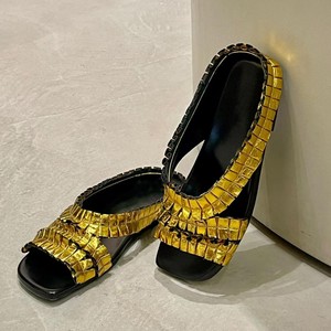 <span class=keywords><strong>Sandalias</strong></span> de Verano para <span class=keywords><strong>Mujer</strong></span>, Estilo Nuevo, de Lujo, Personalizadas al por Mayor, Planas, con Punta Abierta, Plisadas, <span class=keywords><strong>Doradas</strong></span>, Tipo Slip-On - Product Image 1