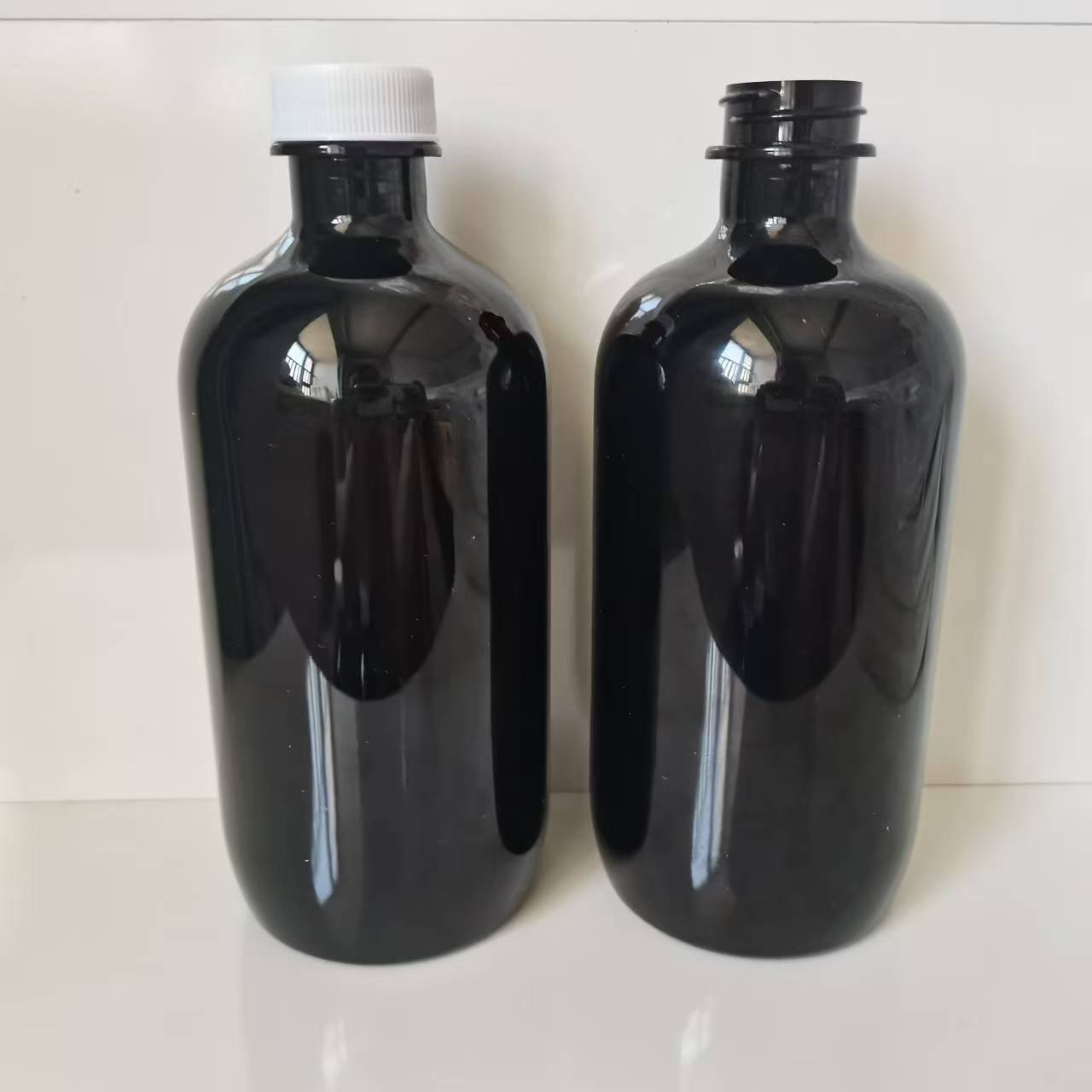500ml Black PET Boston Round Bottle with Screw Cap, Foil Seal