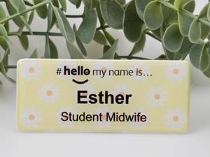 Badge nominatif pour personnel hospitalier en acrylique OEM/ODM, finition résine, motif 'Bonjour, je m'appelle Daisy', 76x32mm - Product Image 5
