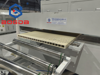 Ligne de production d'extrusion de panneaux de porte WPC, extrudeuse bivis pour la fabrication de panneaux de porte creux en composite bois-plastique PVC