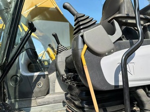 Excavatrice sur chenilles CAT 325D jaune, équipement de construction lourd, machine de terrassement hydraulique montée sur chenilles - Product Image 4