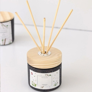 Bouteille de diffuseur de roseau rond de luxe du Vietnam WeWood avec bouchon à vis en bois pour l'emballage de parfum de parfum de bureau à domicile - Product Image 2