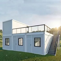 Maison conteneur démontable à deux étages, bâtiment modulaire avec terrasse sur le toit, balcon en verre, escalier extérieur pour utilisation en parc industriel