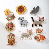 Broche en porcelaine émaillée bleue et blanche avec strass mélangés XR Wholesale, motif floral et animalier doré, mode féminine, personnalisable OEM/ODM