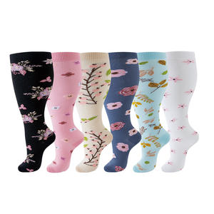 Vente en gros <span class=keywords><strong>Chaussettes</strong></span> hautes <span class=keywords><strong>grande</strong></span> <span class=keywords><strong>taille</strong></span> <span class=keywords><strong>Chaussettes</strong></span> de compression motif floral <span class=keywords><strong>Chaussettes</strong></span> de sport unisexes en nylon <span class=keywords><strong>grande</strong></span> <span class=keywords><strong>taille</strong></span> - Product Image 1