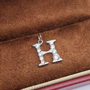 จี้ตัวอักษรเงินแท้ 925 รุ่นคลาสสิกจาก UM Jewelry สำหรับผู้หญิง เด็ก ของขวัญวันครบรอบ วันแต่งงาน และโอกาสพิเศษต่างๆ - Product Image 5