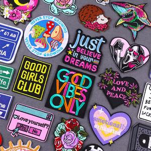 En gros, Patchs brodés thermocollants personnalisés avec motifs Cœur, Lettre, Fleur et Logo brodé pour vêtements - Product Image 1