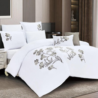 Set Sprei 7-Piece Motif Bunga Elegan, Bahan Mikrofiber Lembut, Sejuk, dan Bernapas, dengan Cetakan Reaktif, Desain Batang Bunga Liar