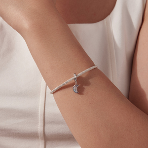 Amuleto de Luna Plateado con Incrustaciones de Ópalo y Estrellas de Diamantes, Joyería Romántica Unisex - Product Image 4