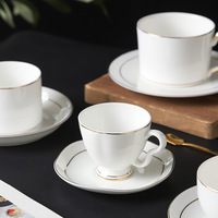 Ensemble de tasses à café en céramique avec bordure dorée, motifs floraux délicats, style luxe léger pour usage commercial, boîte en carton