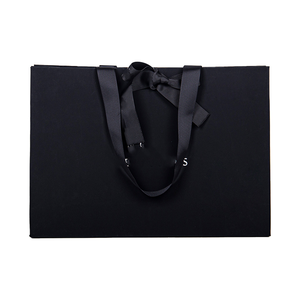 Bolsa de Papel Kraft Negra de Lujo Personalizada Pulida 2025 con Asa de Cordón y Cinta, Bolsa de Compras Ecológica para Regalo de Mujer - Product Image 1