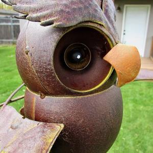 Oiseau cinétique en métal marron à ailes battantes, décoration de jardin oscillante, tourbillon de vent, art de jardin - Product Image 6