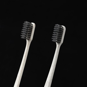 Brosses à dents jetables XSL en film souple avec charbon de bambou, poils souples, soins bucco-dentaires, pour hôtels et auberges, articles de toilette hôteliers - Product Image 2