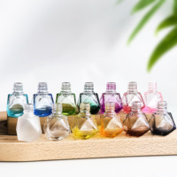 Bouteille de parfum suspendue rechargeable de 8 ml en gros, diffuseur d'arômes en verre en forme de losange pour voiture avec couvercle en bois