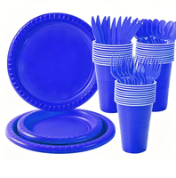 Ensemble de fournitures pour fête - Gobelets en plastique, assiettes en plastique, couteaux, fourchettes et cuillères - pour la décoration de fête sur le thème des anniversaires.
