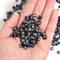 Perles en acrylique carrées de 6 mm et 7 mm, base noire, lettres blanches, 26 lettres uniques, perles à huile, accessoires DIY pour chaînes de téléphone portable, vente en gros