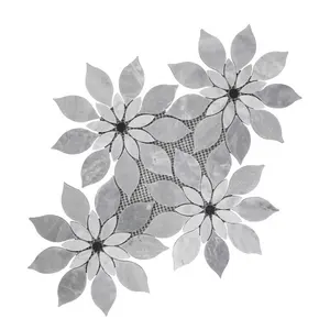 회색과 흰색 꽃 모양 대리석 모자이크 타일