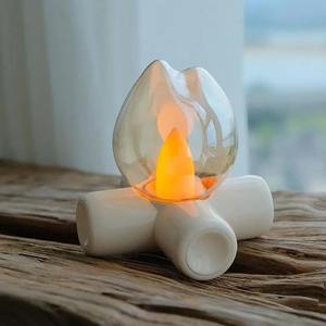 Lámpara de Mesa con Diseño de Fuego de Leña, Luz Nocturna Vintage, Estética y Realista, Lámpara de Noche para Mesita de Noche o Escritorio, 2 Modos, para Dormitorio, Habitación Infantil o Guardería - Product Image 1