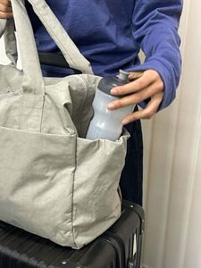 Sac fourre-tout grande capacité avec bandoulière, adapté aux poignées de bagages, pour les voyages et la salle de sport - Product Image 3